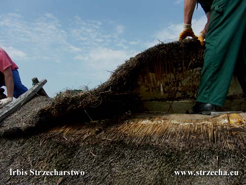quazi thatched roof - panels made of polyurethane foam and reed - disassembly of the cover