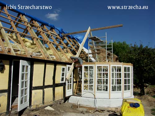 Thatched roof: modernization of the house, extension of the winter garden: start of the roof construction