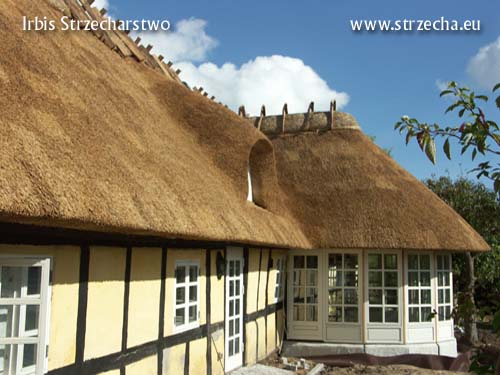 Thatched roof: built another winter garden covered with thatch, construction Irbis Thatcher
