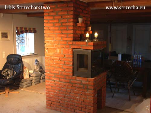 Construction of a fireplace with a new chimney during the exchange of thatch