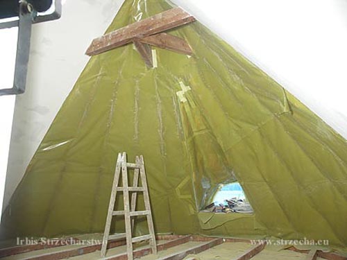 Irbis Thatching: insulation of the roof surface - a layer of vapor barrier foil that prevents the penetration of water vapor from the room for isolation