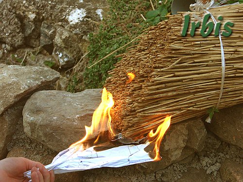 Zabezpieczenie powierzchni strzechy - impregnacja środkiem Magma FireStop. Po wykonanej impregnacji zabezpieczamy kilka wiązek trzciny i pozostawiamy je na powietrzu aby w razie opadów sprawdzić na nich skuteczność zabiegu! Na nich też inwestor sam może sprawdzić jakość zabezpieczenia!