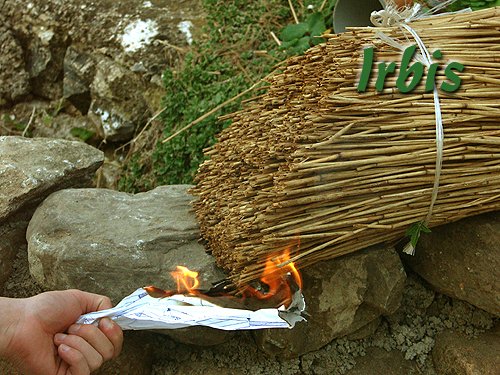 Zabezpieczenie powierzchni strzechy - impregnacja środkiem Magma FireStop. Po wykonanej impregnacji zabezpieczamy kilka wiązek trzciny i pozostawiamy je na powietrzu aby w razie opadów sprawdzić na nich skuteczność zabiegu! Można próbować podpalić czy palnikiem gazowym czy w inny sposób - wiązka nie powinna zająć się dużym płomieniem i w końcu zgasnąć!