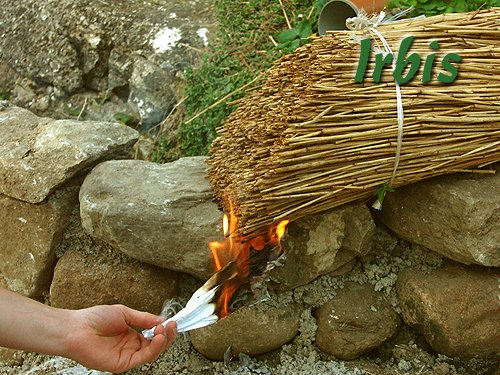 Zabezpieczenie powierzchni strzechy - impregnacja środkiem Magma FireStop. Po wykonanej impregnacji zabezpieczamy kilka wiązek trzciny i pozostawiamy je na powietrzu aby w razie opadów sprawdzić na nich skuteczność zabezpieczenia! Jak widać na zdjęciach wiązka nie zapala się