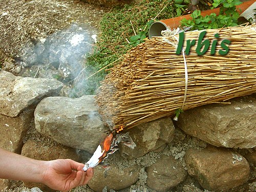 Zabezpieczenie powierzchni strzechy - impregnacja środkiem Magma FireStop. Po wykonanej impregnacji zabezpieczamy kilka wiązek trzciny i pozostawiamy je na powietrzu aby w razie opadów sprawdzić na nich skuteczność zabiegu! Wręcz odwrotnie - gaśnie materiał zapłonowy!