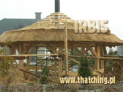 IRBIS Thatching - Strzecharstwo; Realizacja trzcinowego pokrycia na ogrodowym grillu