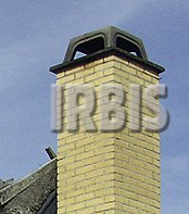 Thatching&Rethatching Service. Strzecha trzcinowa - przykład wykonania komina z daszkiem.
