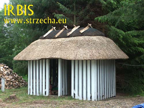 IRBIS Thatching - Strzecharstwo; Drewutnia pokryta strzechą trzcinową z kalenicą wrzosową