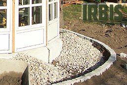 IRBIS Strzecharstwo - Strzecha trzciniwa. Całość uzupełnia nowy drenaż wokół budynku - strzecha nie posiada rynien, więc jest on jak najbardziej wskazany!