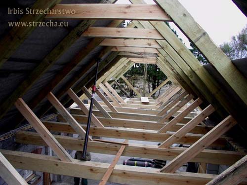 Irbis Thatching: wooden structure of an open day room (no ceiling)