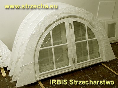 Zwykle wewnętrzna obróbka dachu w miejscach dojścia do okien zwęża się uniemożliwiając pełne otwarcie okna. Dlatego preferujemy i polecamy okna otwierane na zewnatrz, co jest wygodne i bezpieczne. Okna posiadają blokady pozycji, co uniemożliwia "trzaskanie" przy silnym wietrze czy przeciągu.