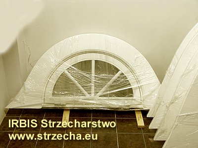 Zwykle wewnętrzna obróbka dachu w miejscach dojścia do okien zwęża się uniemożliwiając pełne otwarcie okna. Dlatego preferujemy i polecamy okna otwierane na zewnatrz, co jest wygodne i bezpieczne. Okna posiadają blokady pozycji, co uniemożliwia "trzaskanie" przy silnym wietrze czy przeciągu.