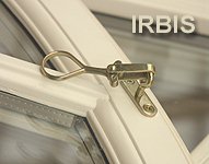 IRBIS Strzecharstwo. Zamknięcie okna, podwójne dla każdego skrzydła, wykonane jest z cynkowanej galwanicznie stali! Prostota zamknięcia czyni z niego niezawodne i trwałe rozwiązanie.