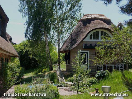 A thatched woodshed in the garden, combined with a children's home - English ridge, woven with hazel spars