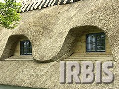 Thatching&Rethatching Service. Strzecha trzcinowa - przykład wykonania obróbki okna tradycyjnego płytą czołową.