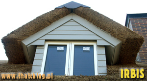 Thatching&Rethatching Service. Strzecha trzcinowa - przykład wykonania "jaskółki" - okna tradycyjnego