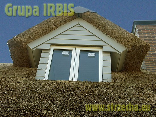 Thatching & Rethatching Service - IRBIS Strzecharstwo - trzcinowa strzecha na domku całosezonowym realizowanym w Danii! Tu obróbka okna
