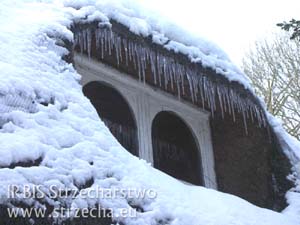 thatch, the reed roof of the Wildschire in England. Ice icicles surrounding a window in a thatched roof